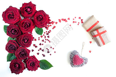 平躺背景花卉图案情人节恋主题红玫瑰和白色背景上带丝的礼物与世隔绝红色的婚礼束图片