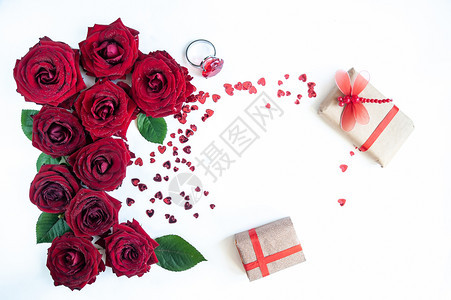 婚礼平躺背景花卉图案情人节恋主题红玫瑰和白色背景上带丝的礼物与世隔绝美丽红色的图片