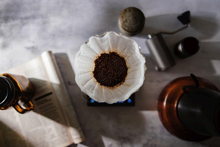 水壶活的屋咖啡Drip概念家庭二生咖啡设备位于基钦自然阳光下水泥桌顶端的厨房图片