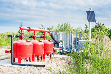 农业用水抽系统控制单位由太阳能供电用于农业的水泵控制单位由太阳能供电自然力量图片