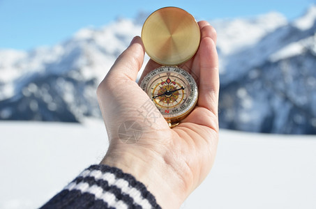 雪柴金手中的指南针夏天图片