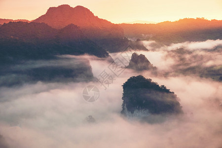 山林雾雨图片