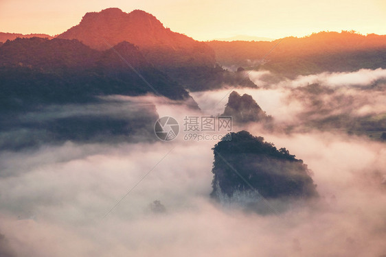 山林雾雨图片