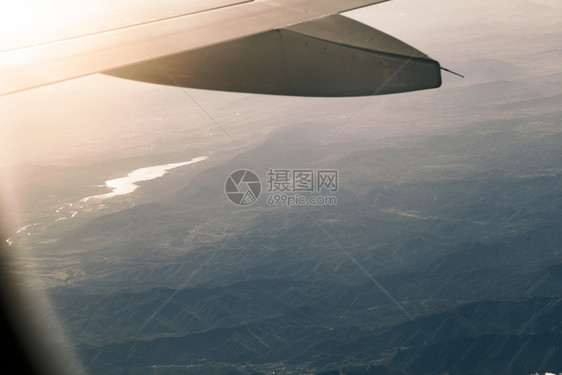 欧洲旅游航天从飞机内西班牙耶萨水库窗口的日落视景象图片