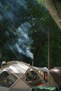 森林露营地帐篷图片