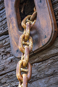 棕色的安全从木帆船上垂直视图中可以看到生锈的锚链血管图片