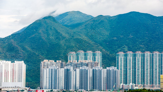 亚洲景观屋在雨季兴建公寓楼和山地背景的天塔洪东岛瓷礁图片