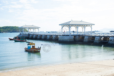 美丽小渔船停靠在桥岸边的海停靠在桥附近海浪建造图片