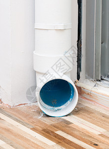 水暖檐屋现代房子公寓附近的排水管道图片