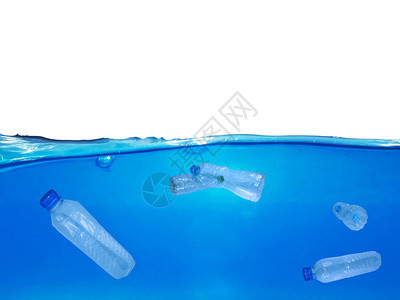 瓶子空的漂浮在海上许多塑料瓶是一个全球环境问题是一大堆塑料瓶支撑图片