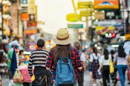 市场城的背部年轻亚洲旅行女在KhaosanRoad街上行走和观光晚上在泰国曼谷散步旅行者与游概念图片