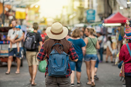 背包步行年轻亚洲旅女在KhaosanRoad街上行走和观光晚上在泰国曼谷散步旅行者与游概念潮人图片