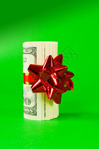 奖金超过一张百万美金的钞票与绿色背景的红丝带捆绑在一起展示图片