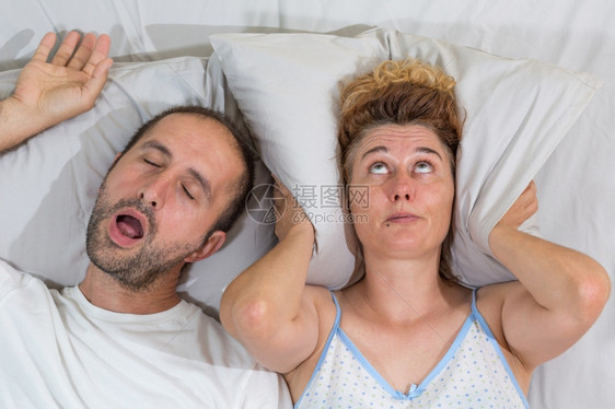 丈夫打呼噜睡觉离开妻子疾病卧室疲劳的图片