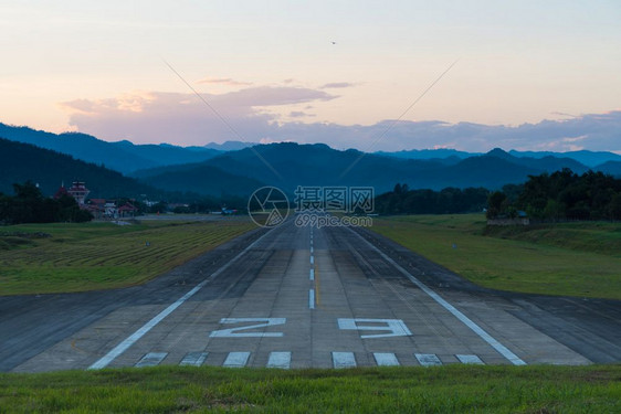 戏剧路机场跑道日落泰国背景山丘和日落的泰国乘客图片