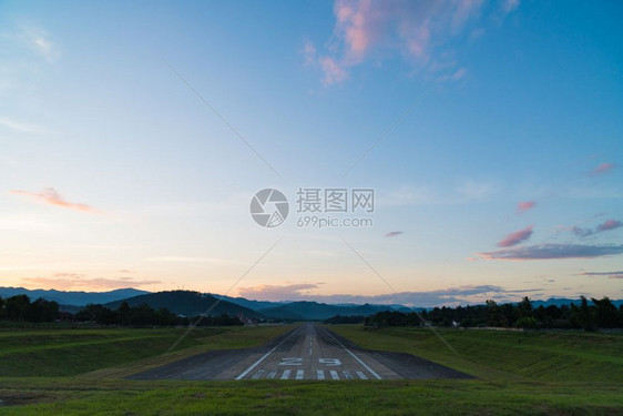 速度机场跑道日落泰国背景山丘和日落的泰国门户14黄昏图片