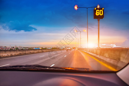 太阳运动车开在高速路上车开在道图片