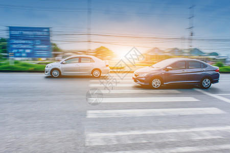 车开在高速路上车开在街道停車處蓝色的图片