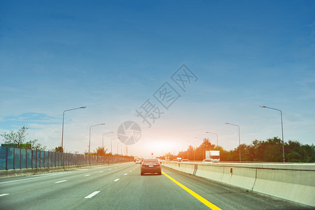 胎现代的车开在高速路上车开在辆背景图片