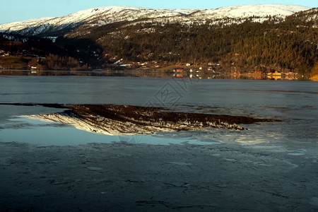 冬季的湖泊图片