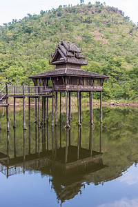 桥木制的山前小湖中老茶叶教堂在山前的一座小湖里老图片