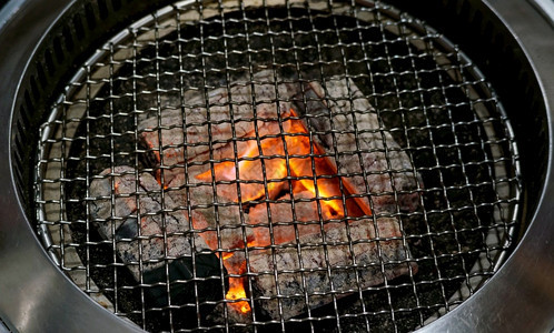 壁炉坑午餐关闭木炭烤炉和篮图片