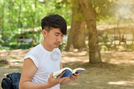 在公园里看书的年轻人图片