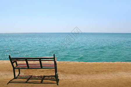 天空季节在海洋附近沙滨上站着的空席子热带景观座在离海上放松节假日概念附近的海洋休闲度假场所海洋附近空坐椅热带景观地方在离海洋很近图片