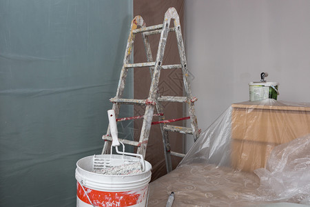 建造屋绘画带透明保护膜的楼梯和油漆家具工带透明保护膜的楼梯和油漆家具工背景图片
