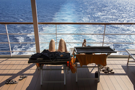 海洋旅游在甲板轮上做日光浴的年轻夫妇船上图片
