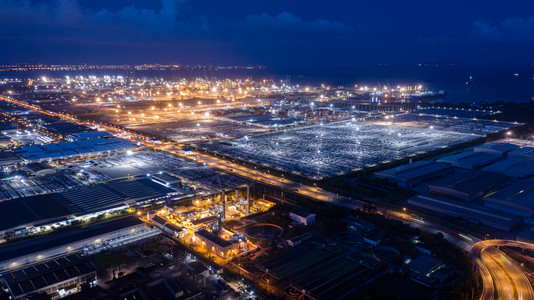 夜蓝天空和海底长距离于无人驾驶飞机射出的海面背景近距离照射从无人驾驶飞机中拍摄建造工厂船图片