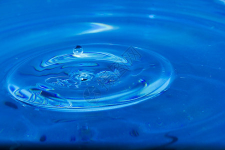 反射雨滴纯度水子蓝色喷出面图片