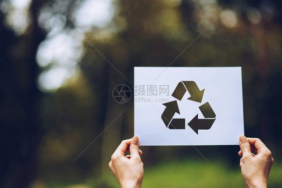 以手握剪切的纸张循环展示保存世界生态概念和环境保护用手持纸张循环显示工艺森林草图片