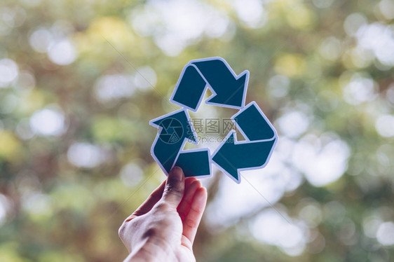 回收草以手握剪切的纸张循环展示保存世界生态概念和环境保护用手持纸张循环显示活力图片