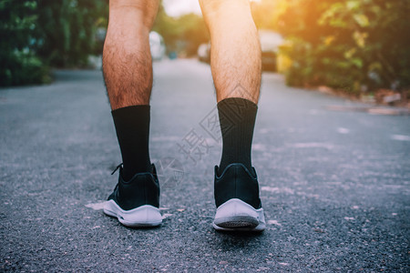 沥青跑在街上的人要去运动背景和穿鞋的特写户外行动图片
