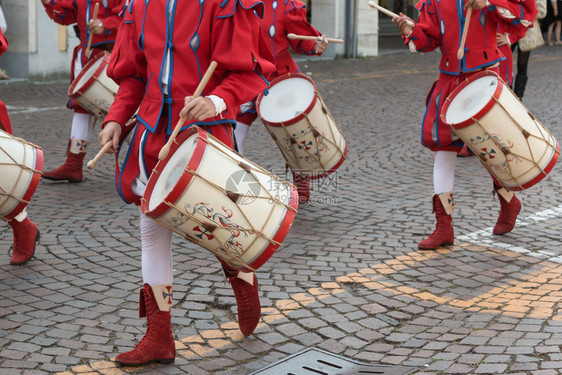 男红色和白统一制服在游行中打尖击鼓低音娱乐图片