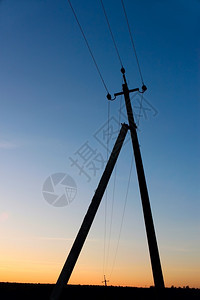 一种日落后对蓝天的电输线路柱框架支图片