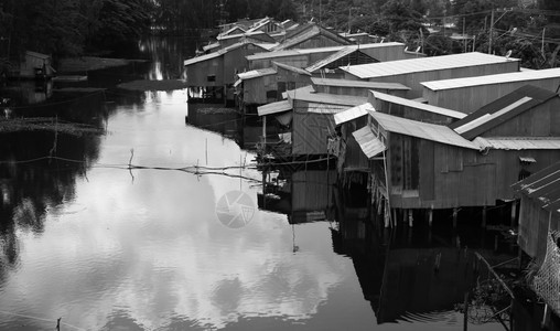 家河边的住宅区用铁制成的房屋离河岸很近水平的瓦楞图片
