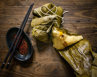一种黏Zongzi龙船节的传统食物和苦木辣椒酱的亚洲图片