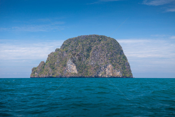 美丽的热带海滩有大石头和蓝天空冲浪自然松弛图片