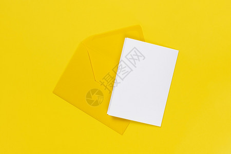 空白卡黄色背景模板上孤立的黄色信封或用复制空间白卡模拟班纳黄色背景模板上隔离的黄色信封或装有复制空间模拟班纳Banner办公室身图片
