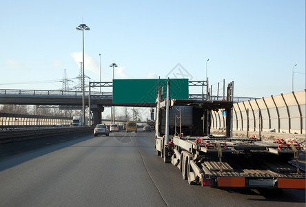 目的地在高速公路上装着拖车的卡通过窗浏览沥青路口图片