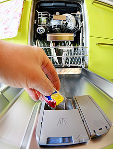 白种人紧握住手将清洁剂板放入洗碗机托盘中广角鱼眼推杆一种图片