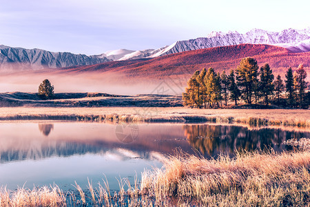 高的山谷湖面镜像地平线上悬崖峰顶在色彩多的天空下秋气森林冒险图片