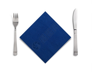 银一顿饭盘子在白色背景上被孤立的蓝布中叉子和刀图片