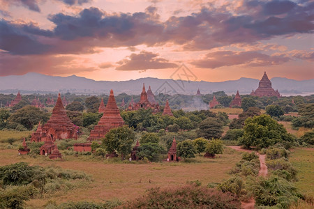 缅甸巴甘Bagan农村古代塔神圣东南佛教徒图片