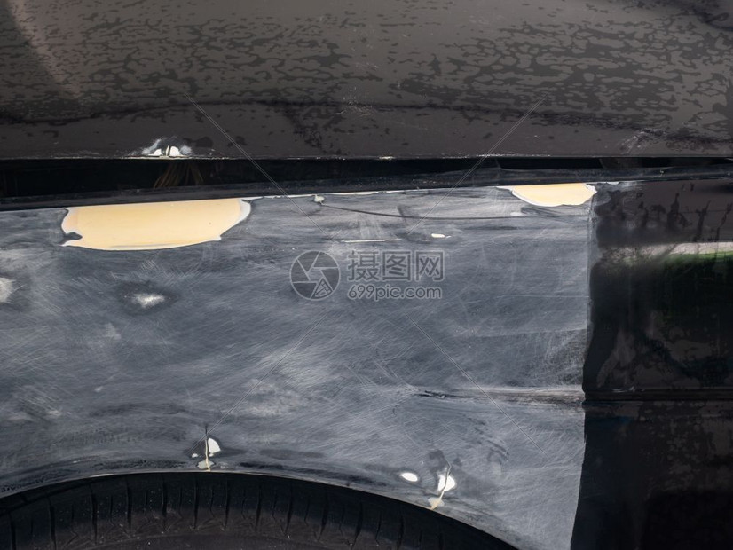 脱皮细节汽车上的裂纹和剥皮颜色被擦去以修整在防滑车表面的刮痕纹理破裂图片