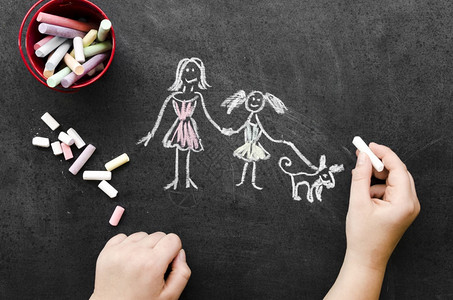 孩子与单身母亲一起画粉笔大学孤独图片