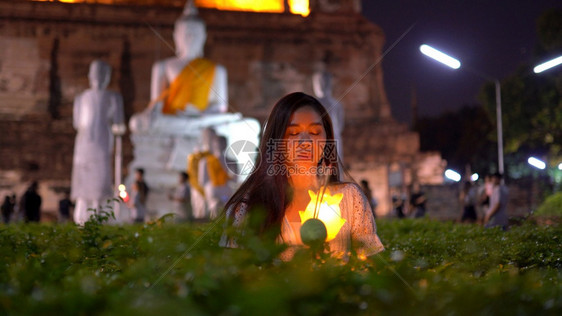 发光的蜡烛照亮着亚洲女手祈祷信仰宗教概念泰国的图片