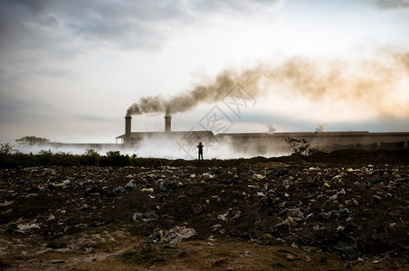管道碳烟囱产生的黑和工业废旧物造成的空气污染天图片